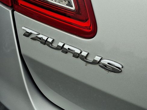 Used 2017 Ford Taurus SE image 30