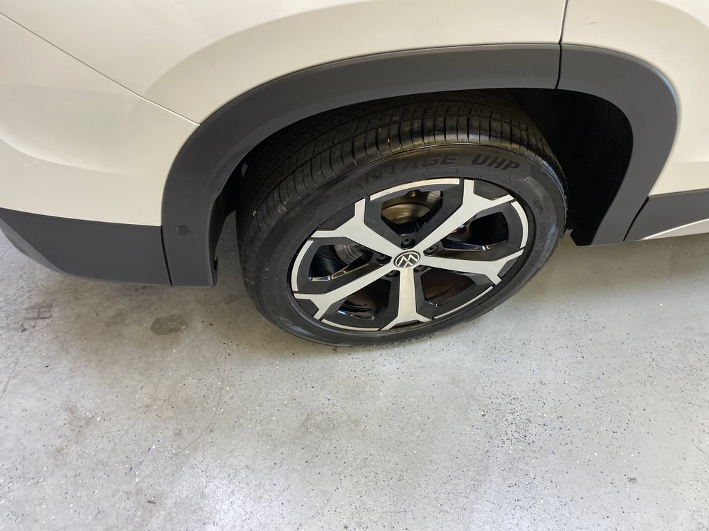 Used 2026 Volkswagen Tiguan SE AWD/4WD image 13