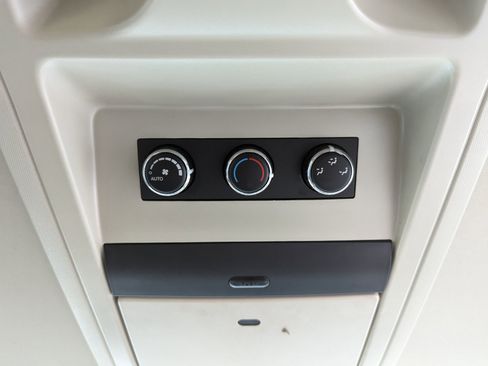 Used 2013 Chrysler Town & Country Touring image 42