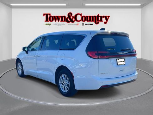 Used 2023 Chrysler Pacifica Touring-L image 7