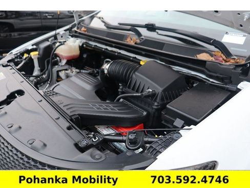 Used 2020 Chrysler Voyager L image 39