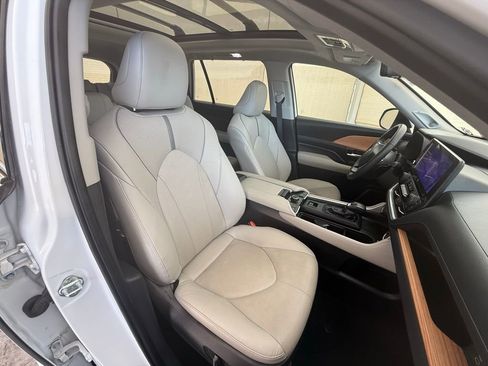 Used 2024 Toyota Grand Highlander Platinum image 19