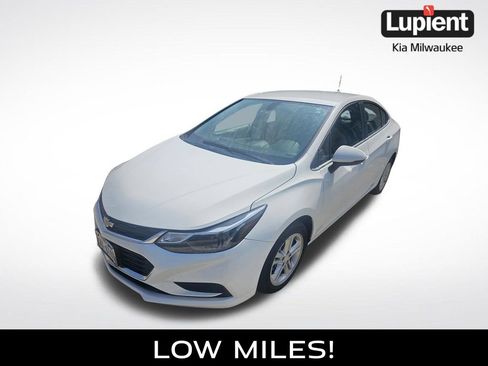 Used 2017 Chevrolet Cruze LT w/ Convenience Package FWD image 1