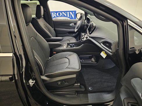 New 2026 Chrysler Pacifica Limited image 28