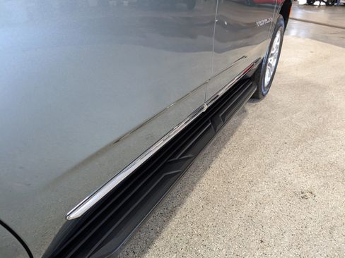 Used 2024 GMC Yukon SLT w/ SLT Luxury Package image 10