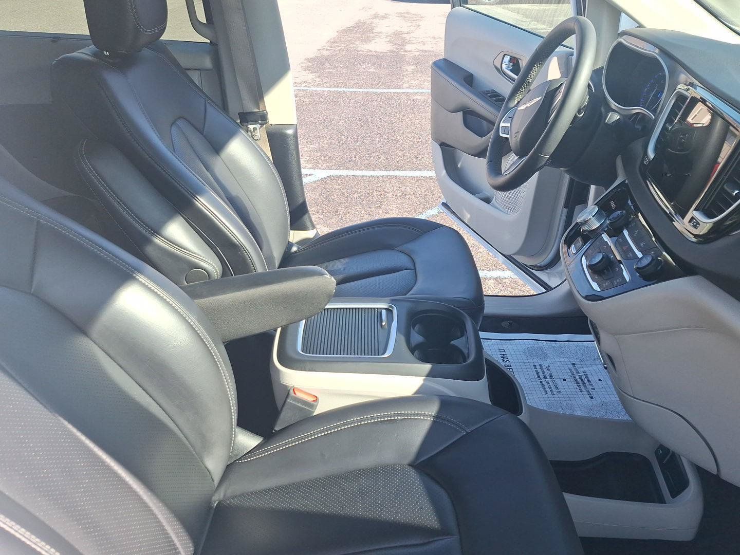 Used 2023 Chrysler Pacifica Touring-L FWD image 20