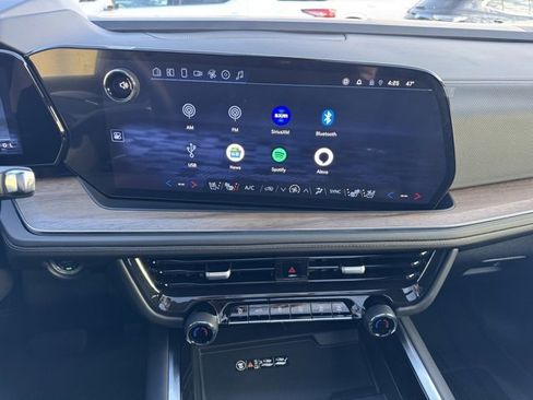 Used 2025 Chevrolet Suburban High Country image 27