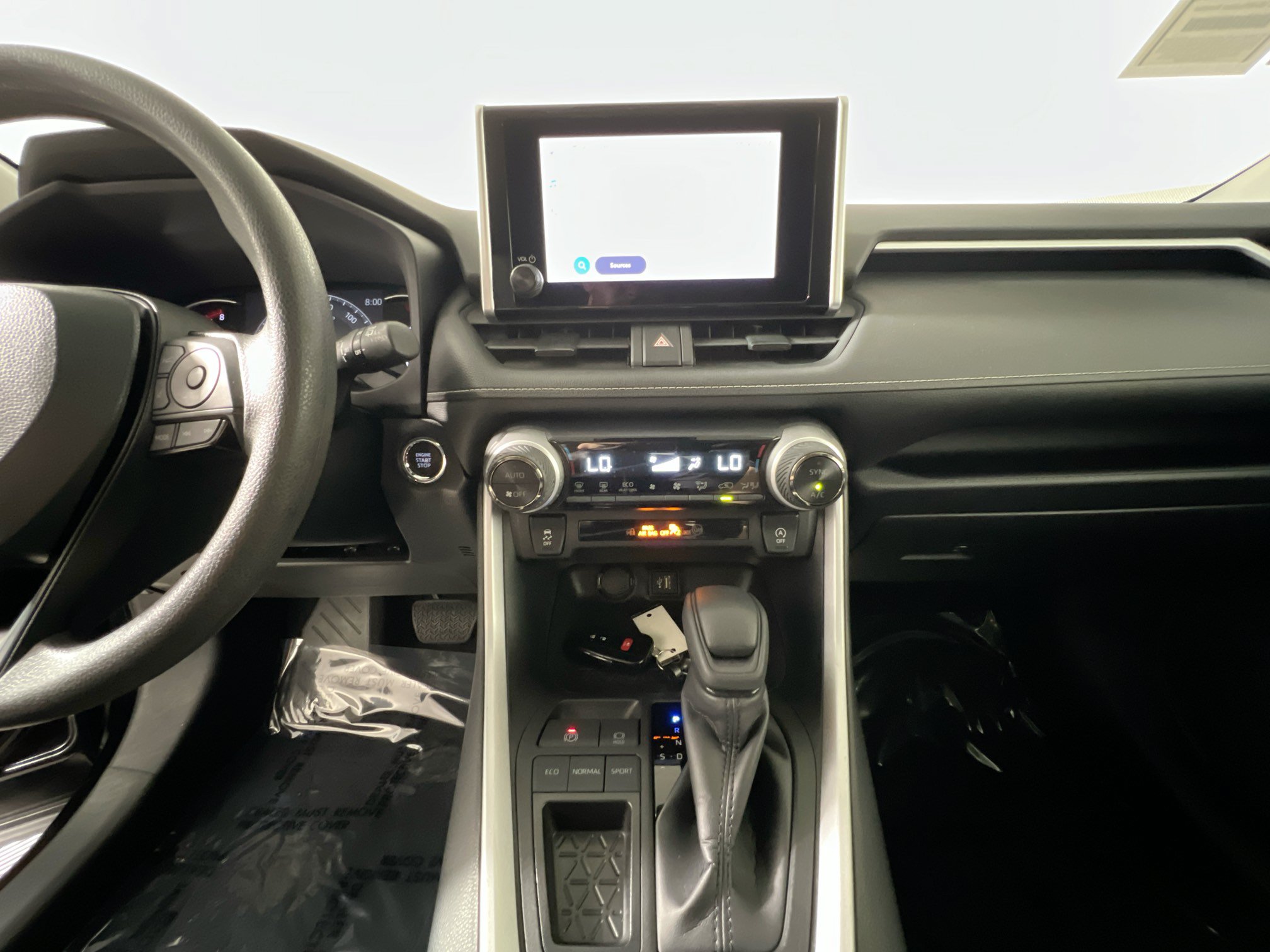 Used 2025 Toyota RAV4 XLE FWD image 25