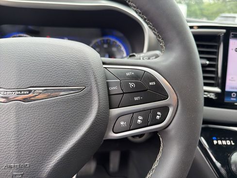 Used 2025 Chrysler Pacifica Select FWD image 17