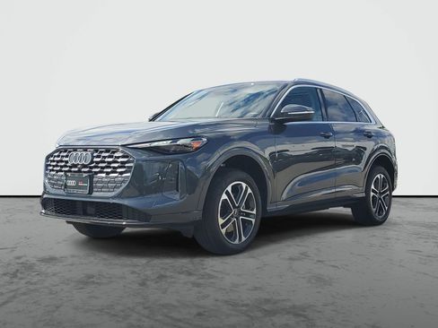 Used 2025 Audi Q5 Premium w/ Convenience Package image 2