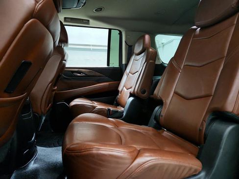 Used 2015 Cadillac Escalade ESV Luxury RWD image 25