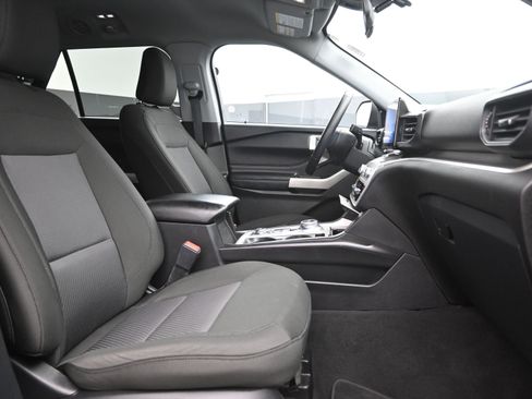 Used 2022 Ford Explorer XLT image 29