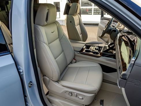 Used 2026 Cadillac Escalade Platinum Sport w/ LPO, ONYX Package image 18