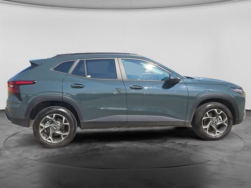 Used 2025 Chevrolet Trax LT w/ LT Convenience Package FWD image 11