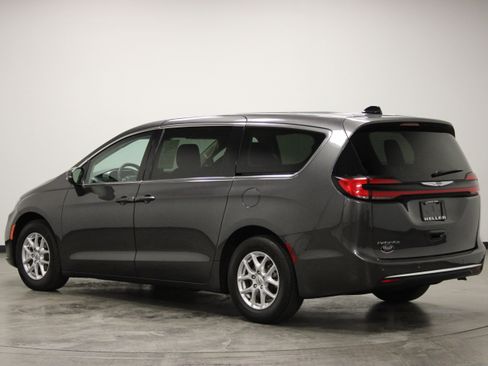 Used 2023 Chrysler Pacifica Touring-L FWD image 6