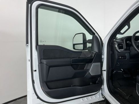 Used 2025 Ford F450 Platinum w/ FX4 Off-Road Package image 16