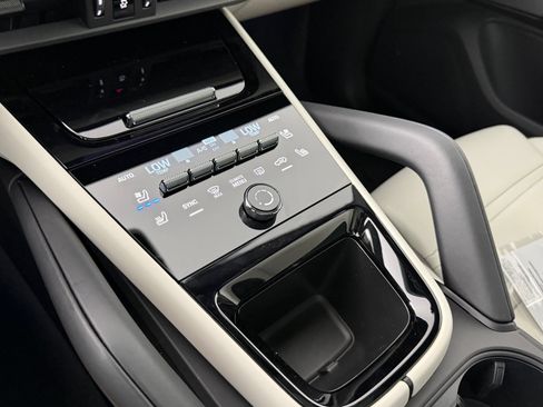 Certified 2026 Porsche Cayenne AWD/4WD image 19