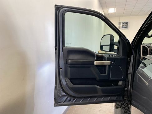 Used 2022 Ford F250 Lariat w/ Black Appearance Package image 17