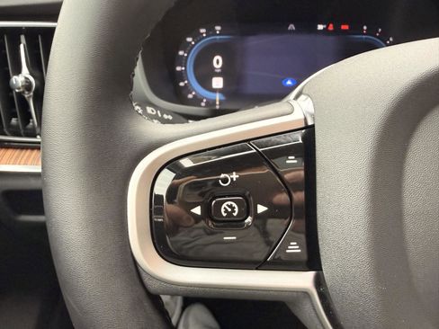 Used 2025 Volvo V60 B5 Cross Country Plus image 24