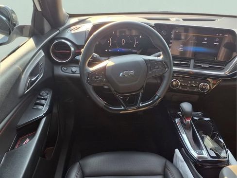 Used 2025 Chevrolet Trax RS w/ Sunroof Package FWD image 4