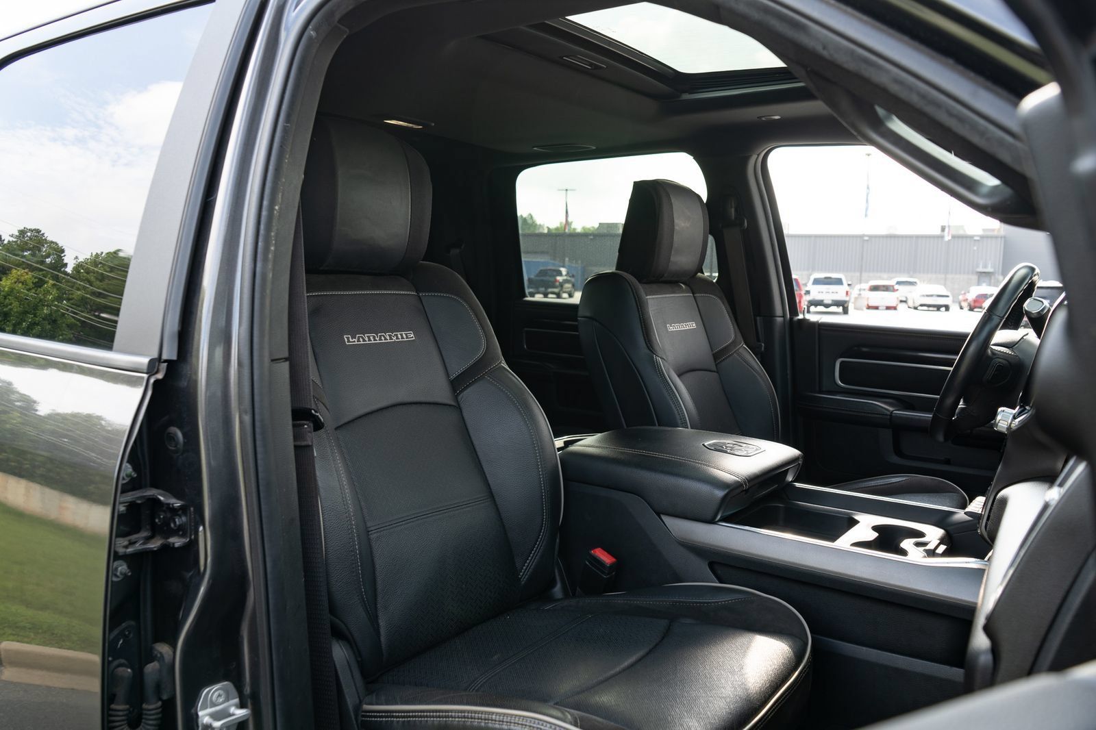 Used 2022 RAM 3500 Laramie AWD/4WD image 23