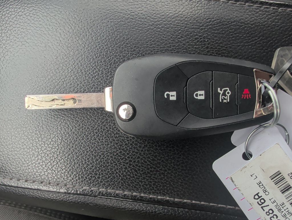 Used 2018 Chevrolet Cruze LT FWD image 17
