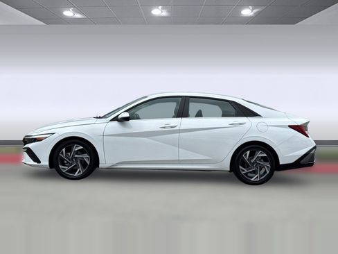 Used 2025 Hyundai Elantra Limited FWD image 2
