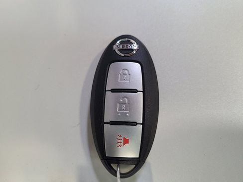 Used 2016 Nissan Rogue SV image 32