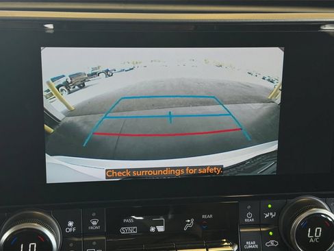 Used 2023 Toyota Highlander XLE FWD image 17
