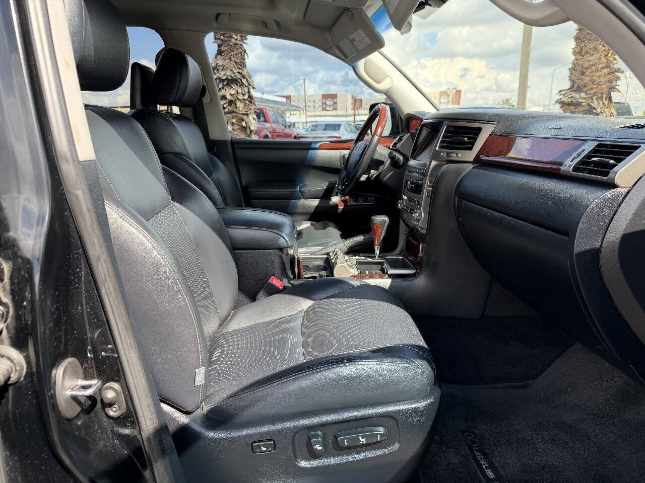 Used 2014 Lexus LX 570 4WD image 15