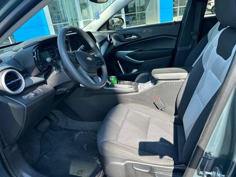 Used 2025 Chevrolet Trax LS w/ LS Convenience Package FWD image 5
