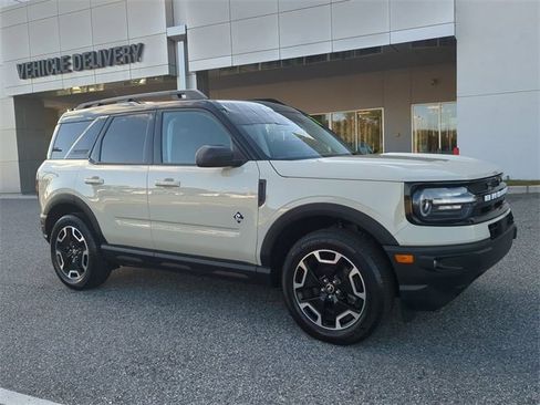 Used 2024 Ford Bronco Sport Outer Banks w/ Tech Package image 2