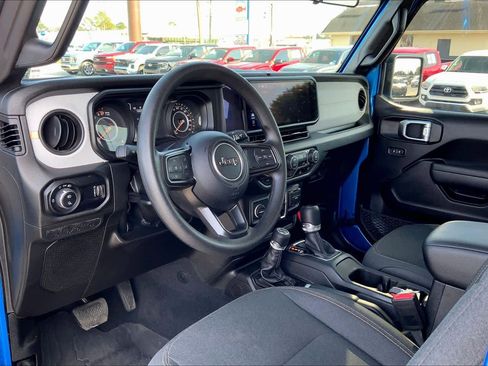 Used 2025 Jeep Gladiator Sport image 17