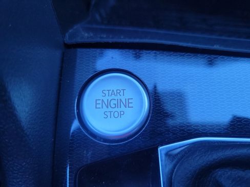 Certified 2025 Volkswagen Taos SE image 23