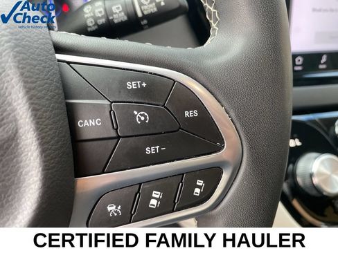 Used 2024 Chrysler Pacifica Touring-L FWD image 32