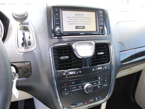 Used 2016 Chrysler Town & Country Touring FWD image 15