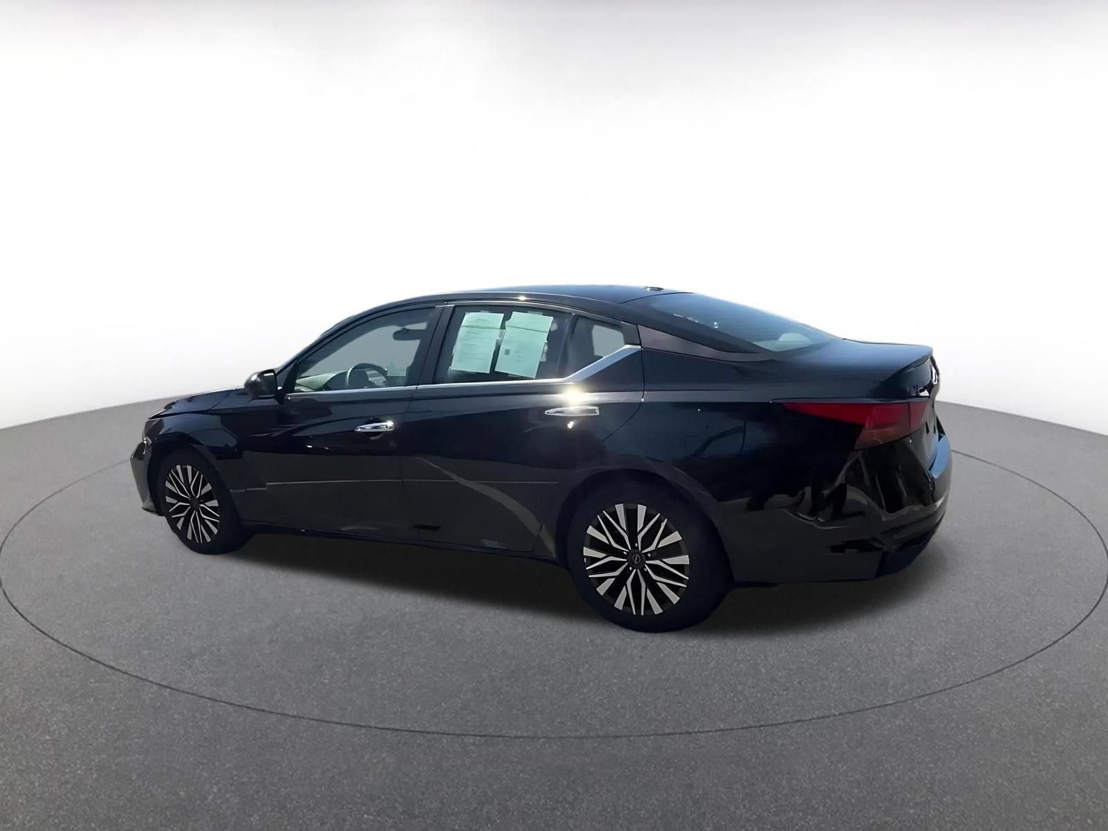 Used 2025 Nissan Altima 2.5 SV FWD image 9
