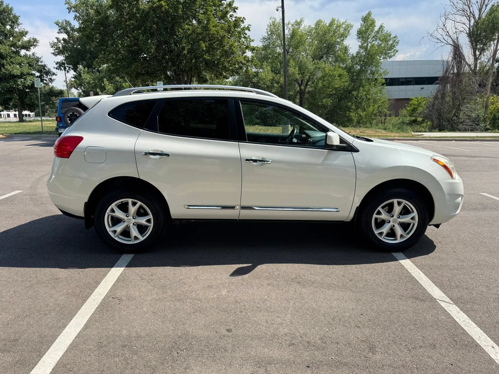 Used 2011 Nissan Rogue SV AWD/4WD image 4