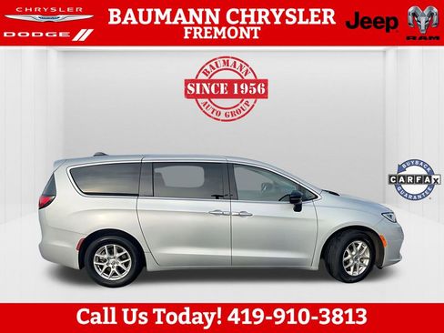 Used 2024 Chrysler Pacifica Touring-L image 7