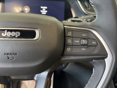 New 2025 Jeep Grand Cherokee Altitude image 10