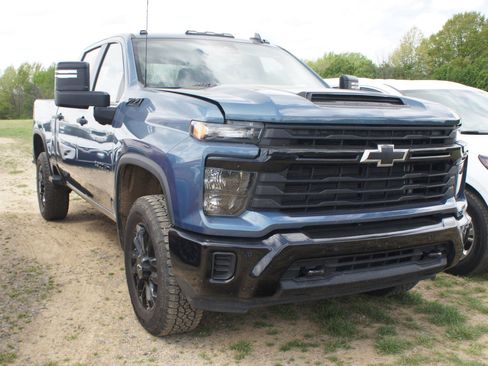 Used 2025 Chevrolet Silverado 2500 Custom w/ Custom Value Package image 3