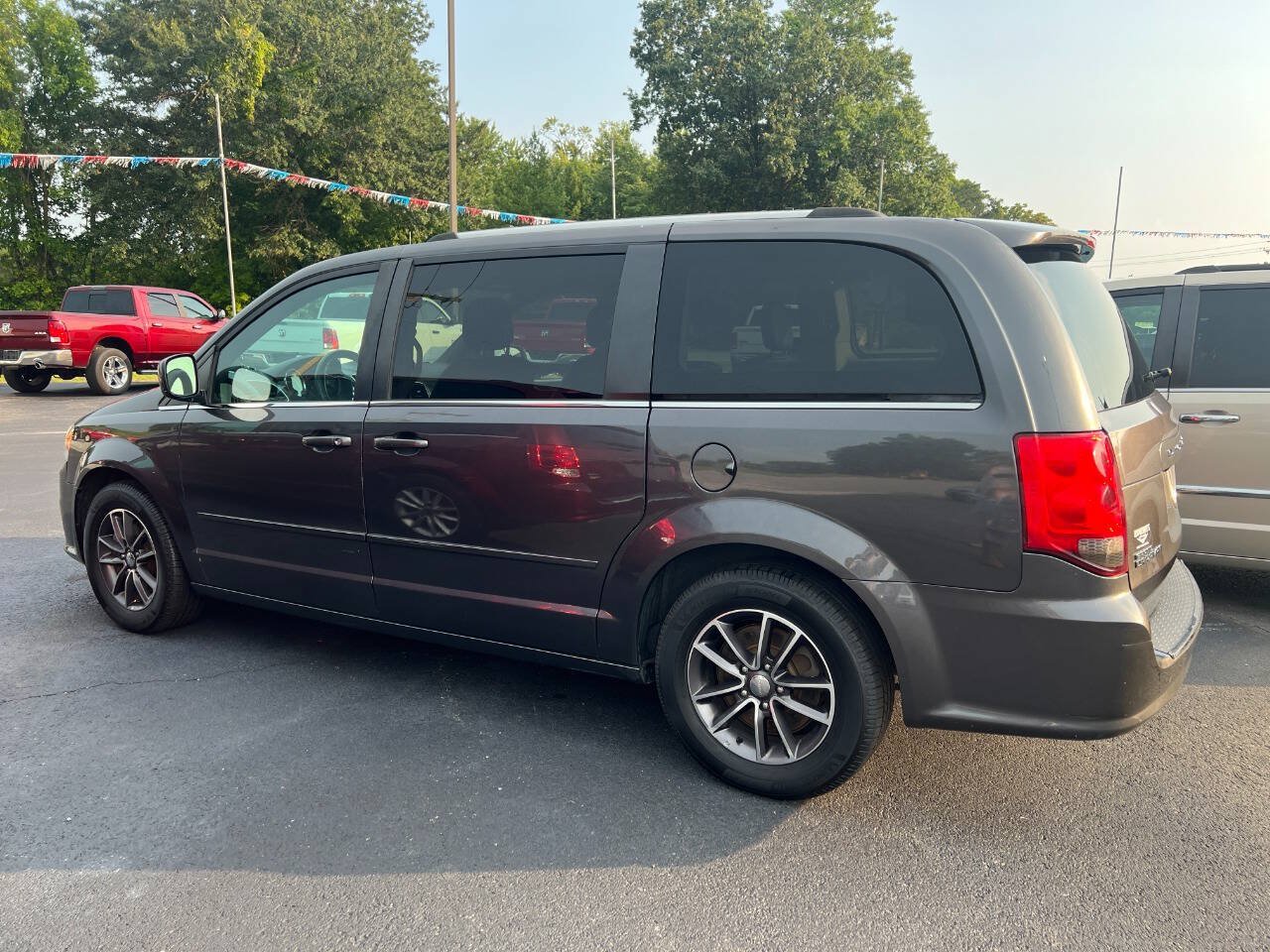 Used 2017 Dodge Grand Caravan SXT FWD image 6