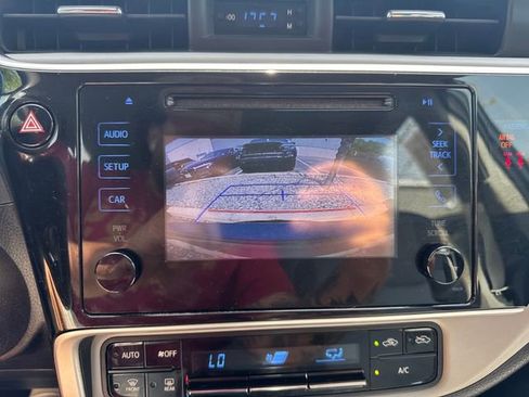Used 2018 Toyota Corolla LE FWD image 15