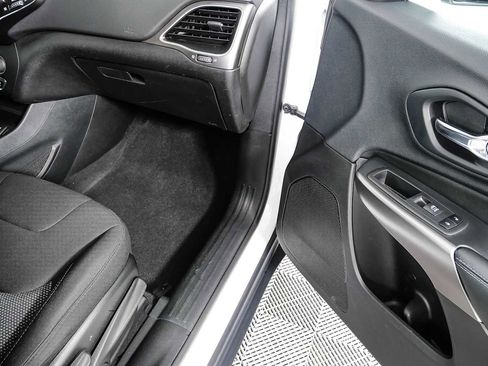 Used 2019 Jeep Cherokee Latitude w/ Popular Appearance Group FWD image 23
