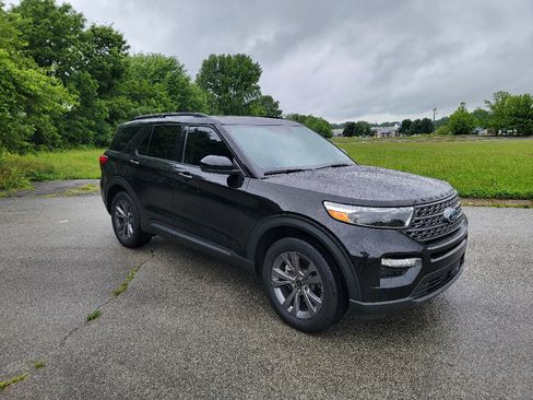 Used 2022 Ford Explorer XLT w/ Equipment Group 202A AWD/4WD image 3