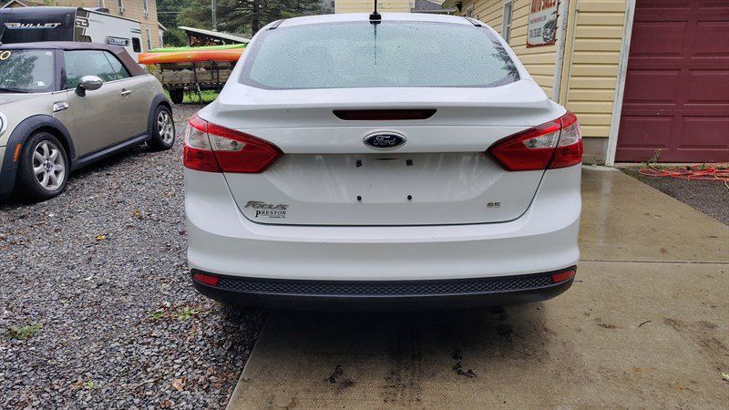 Used 2014 Ford Focus SE w/ SE Winter Package FWD image 3