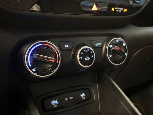 Used 2023 Hyundai Venue SE FWD image 13