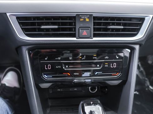 Used 2025 Volkswagen Taos SE image 21