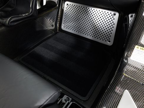 Used 2004 Porsche Carrera GT RWD image 40