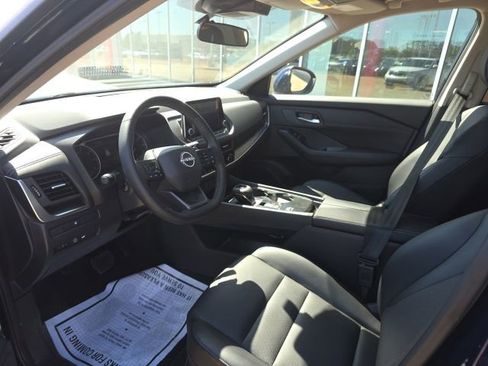 Used 2025 Nissan Rogue SV w/ SV Premium Package FWD image 12